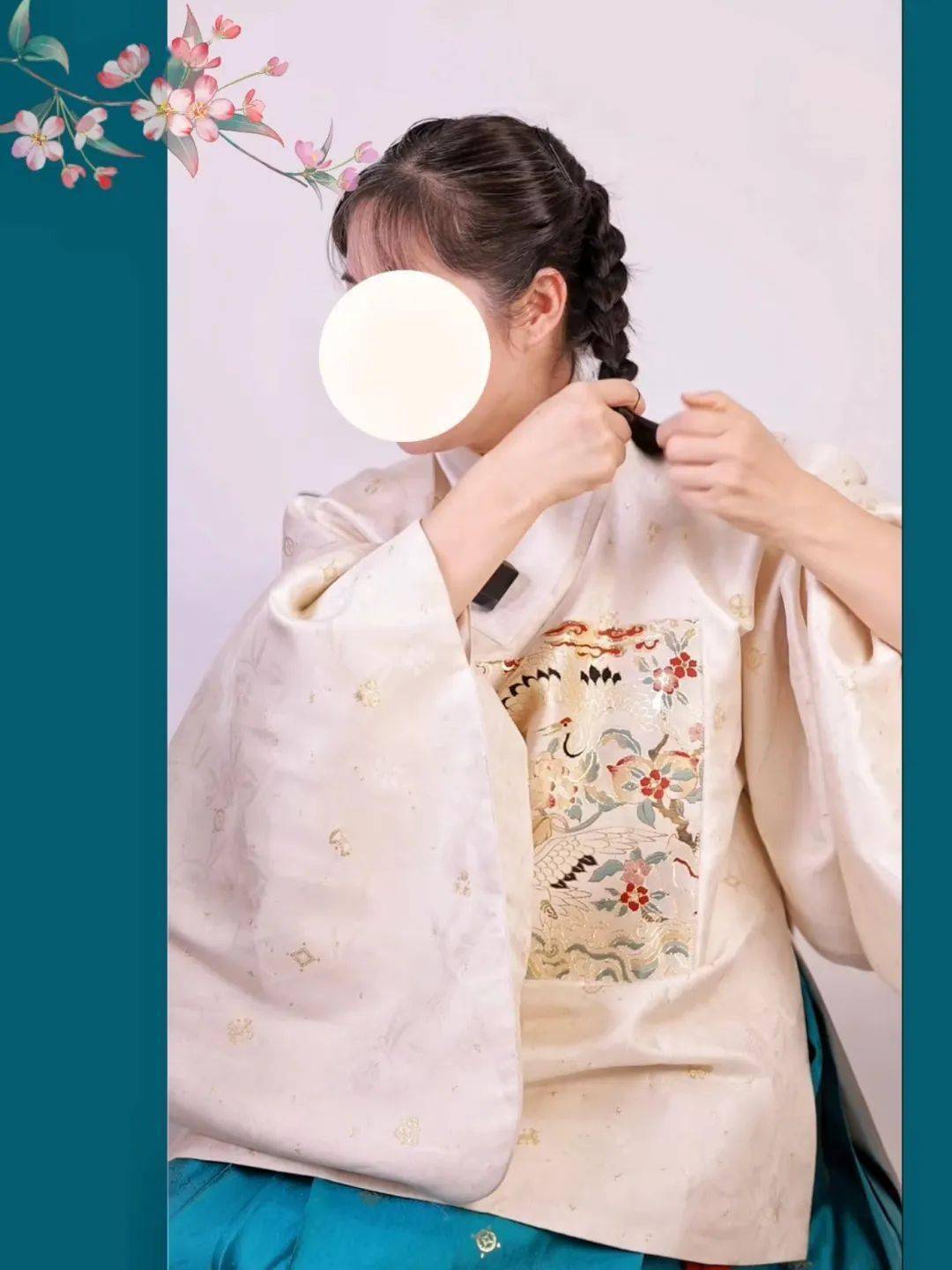 8取一个麻花假发包或成品发髻用一字夹固定于丸子头前方