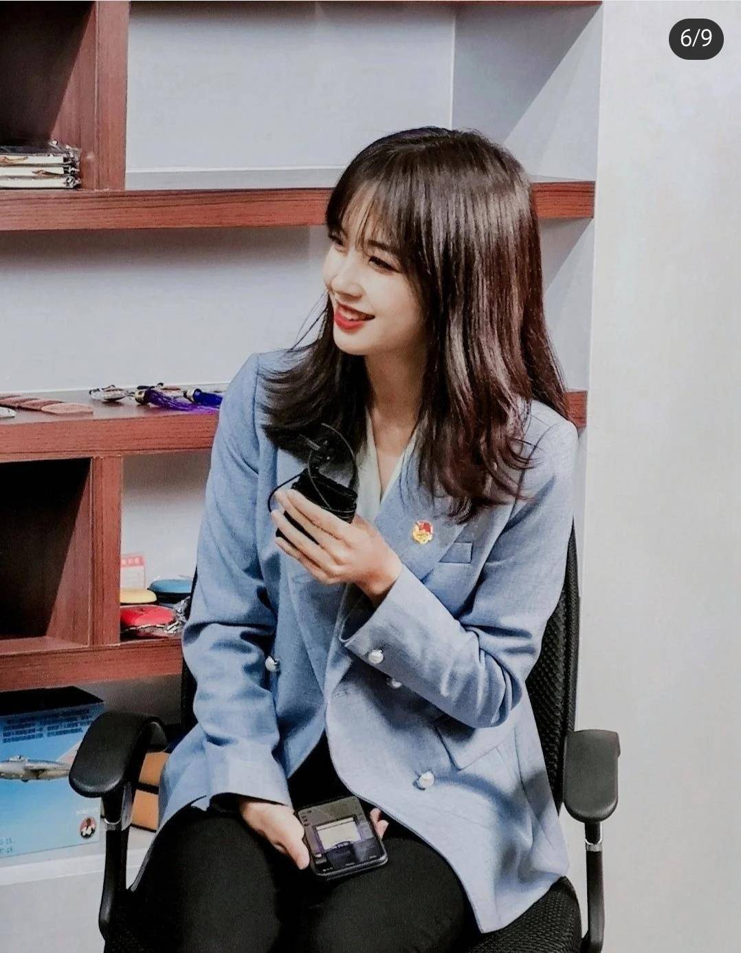 圆脸女记者王冰冰采访图曝光,网友:这是电视最美女记者吧_姐姐_美貌