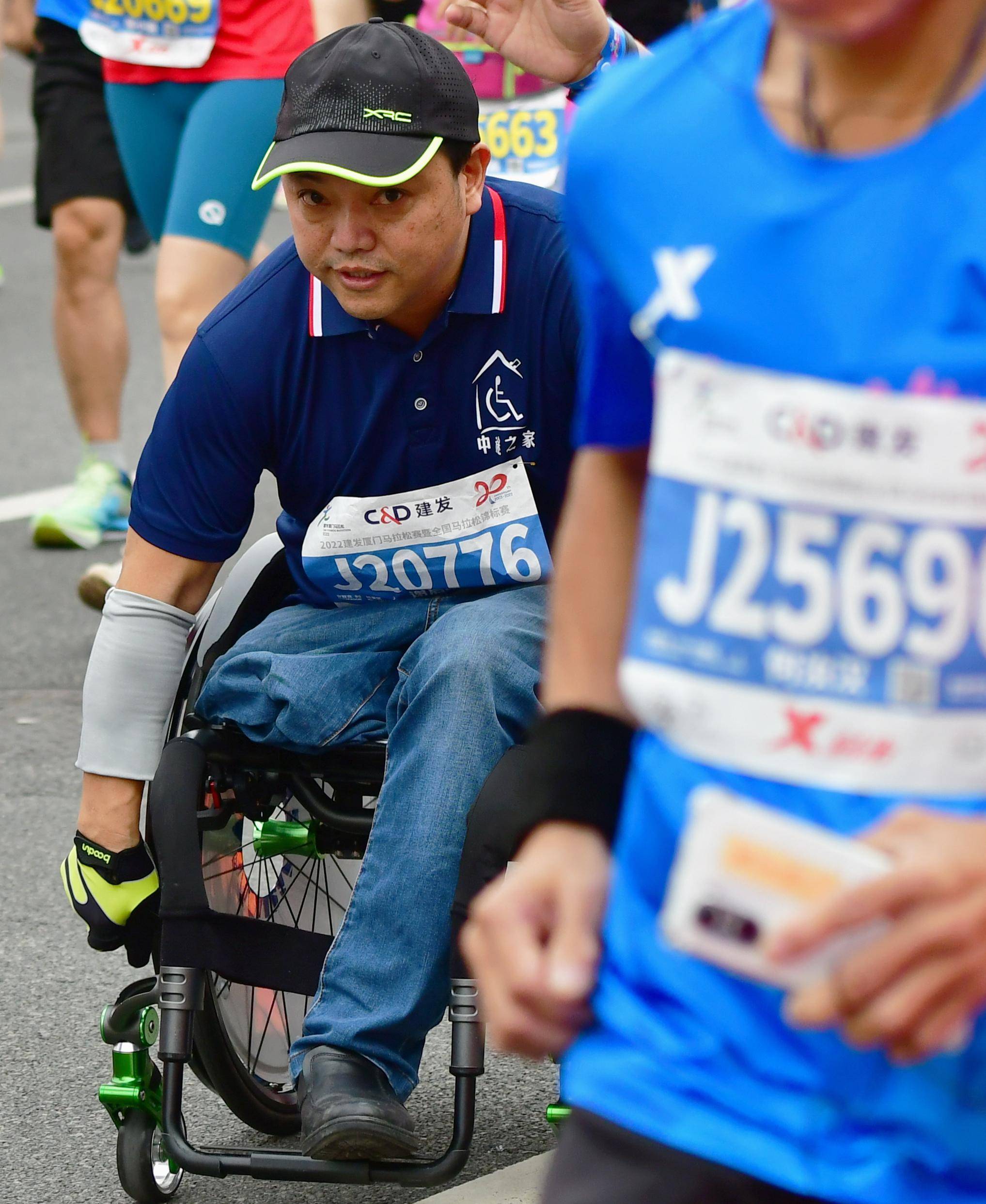 (图片故事)"轮椅跑者"谢启明:用双手"跑"出人生自信_魏培全_新华社