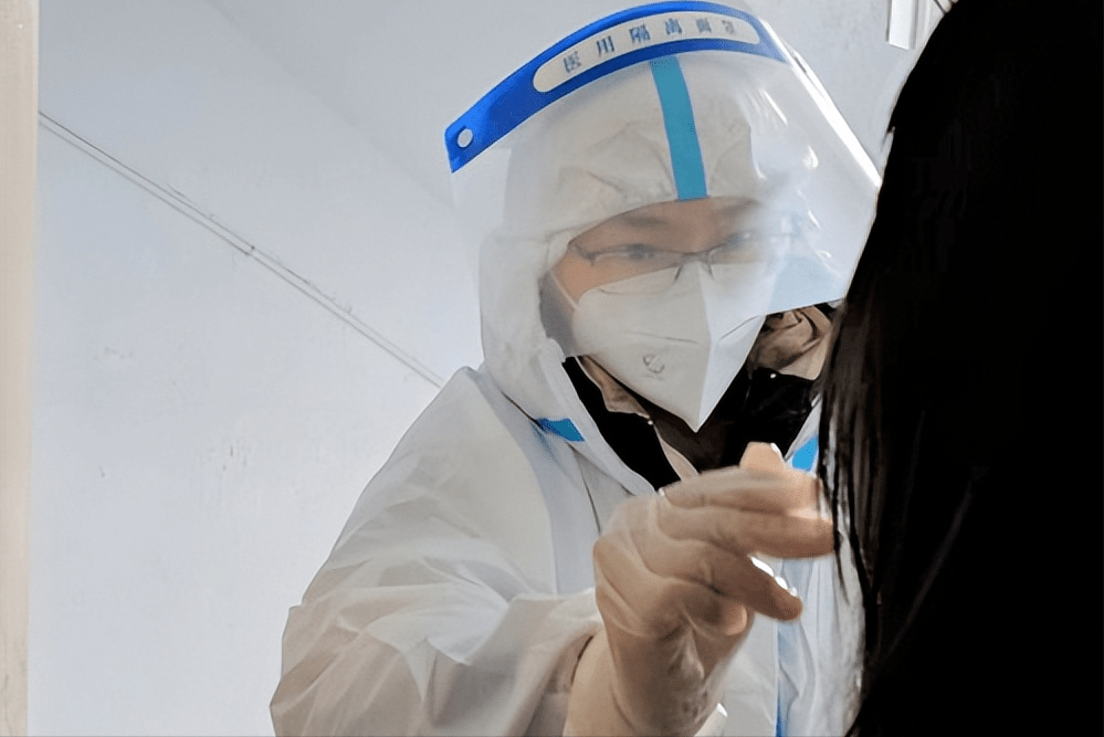 黑龙江省安达市弘宇文化家庭和谐促进会志愿者做核酸采集员 