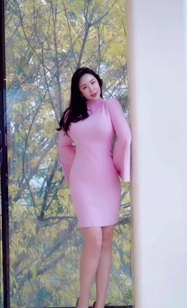 虽然拥有御姐身材的微胖美女,却仍能感受到一种小女孩的俏皮感觉.