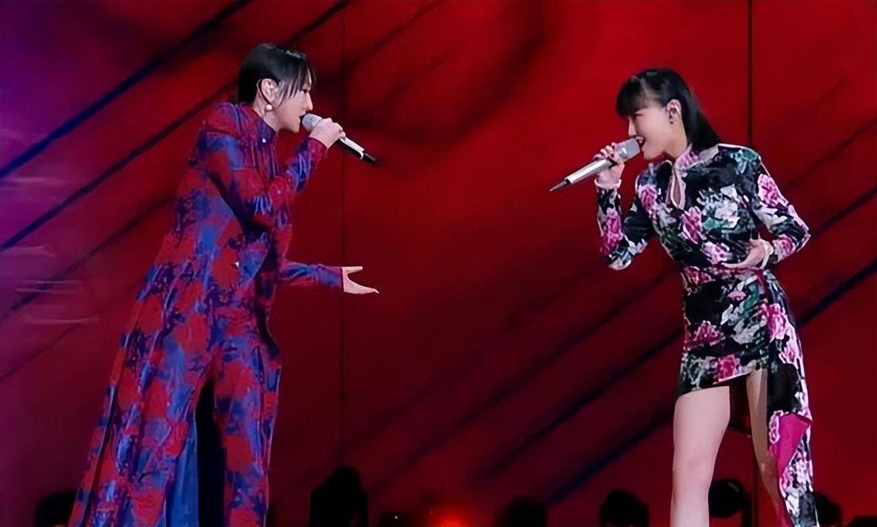 台下的张韶涵与王li宏都随着音乐和观众一起呼唤雀跃,面对众人的赞美