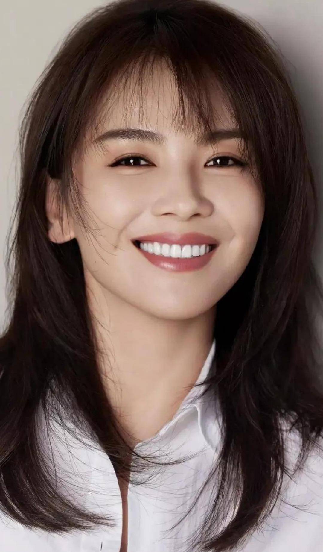 刘涛美图欣赏:温婉优雅知性大方,我站在万家灯火前,吻我的人间_世界