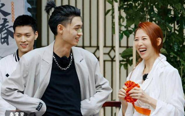 秦霄贤遇上女嘉宾,当众装傻气的蔡少芬想打人,被祝绪丹彻底逼疯_女