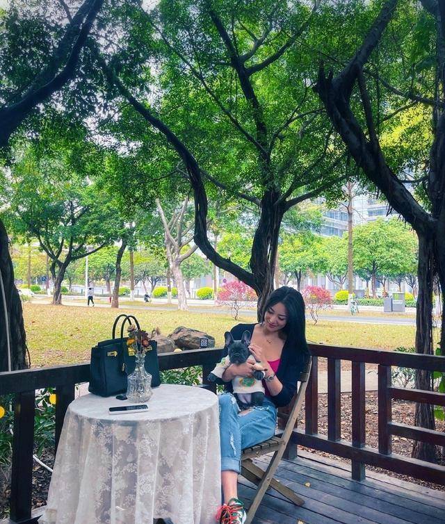 陈莹莹在去年的时候参加了一个比基尼比赛,但由于她的肌肉量偏离了