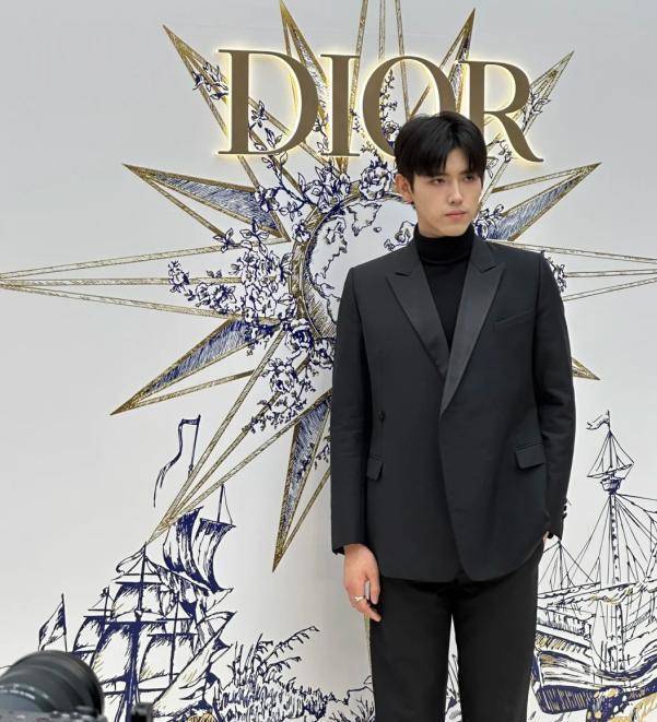 迪奥张园开幕众星生图:江疏影红衣显老,陈飞宇黄晓明身高差太大