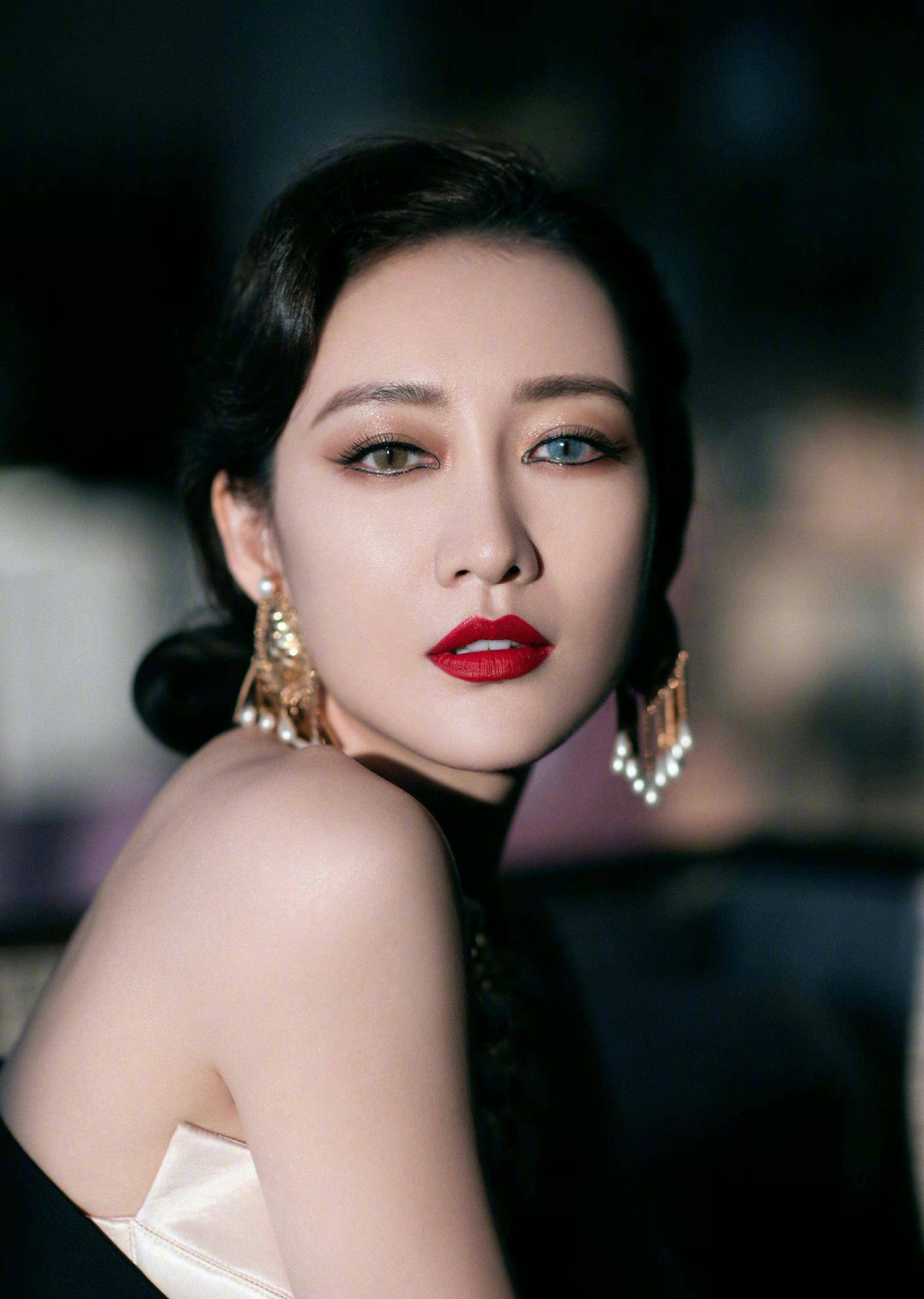 王鸥秀猫女郎造型,带美瞳眼睛一只咖色一只蓝色,突破形象太魅惑_设计