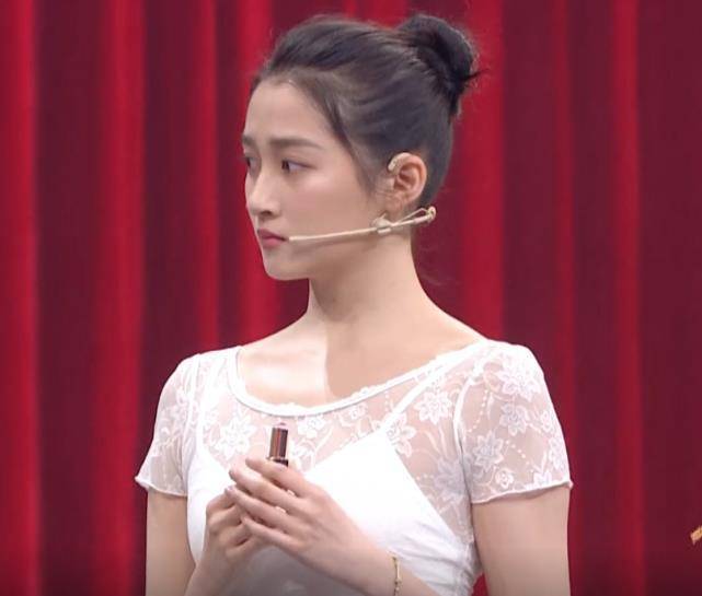 关晓彤跳芭蕾,当看到她整体造型,才知选错衣服有多影响美感_表演_舞台