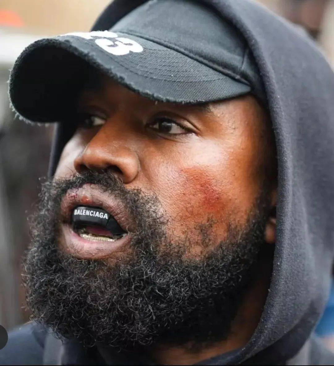 virgil 去世一周年之际,"昔日导师" ye 还在「竞选舞台」上散播疯狂