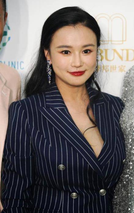 冉莹颖参加聚会豪迈饮酒!