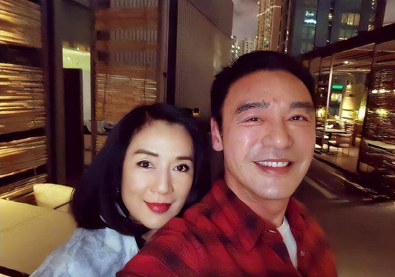 秀菱:号称林青霞接班人,94年退圈,嫁给华纳总裁,至今无子女_琼瑶_秦汉