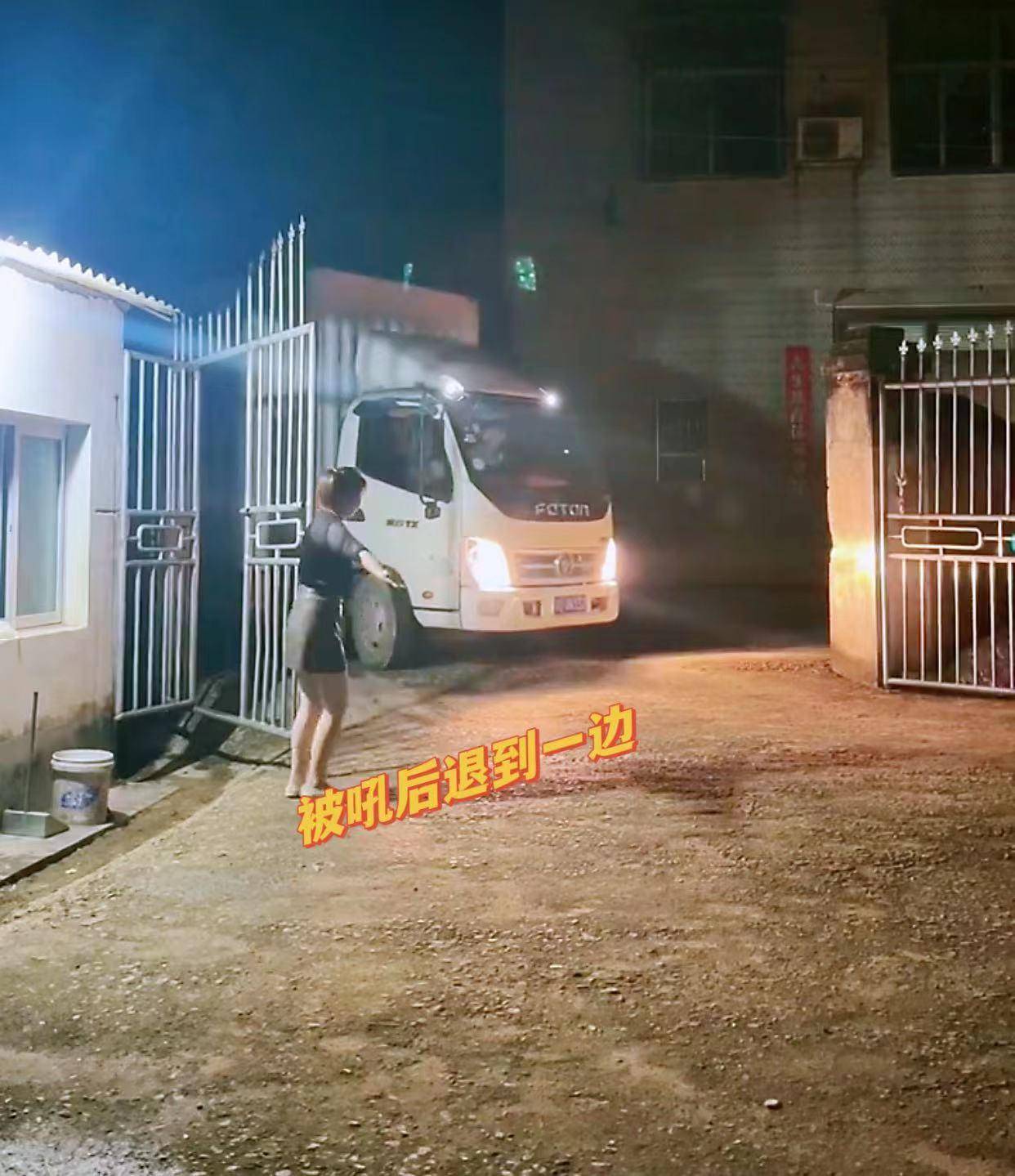 男子开车半夜回家妻子敞开大门迎接男子的反应太真实