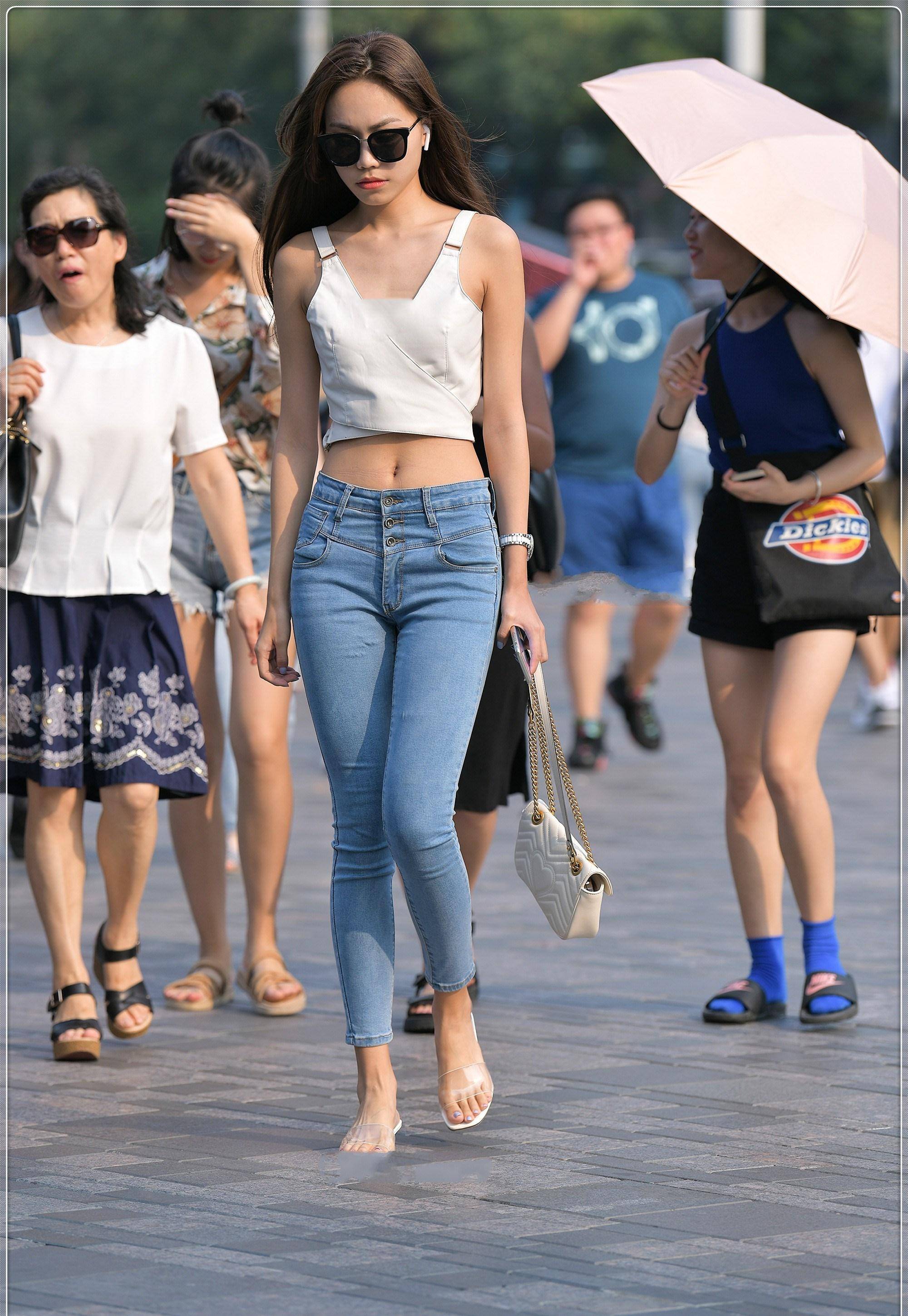 街拍美女:白色吊带背心搭配经典款牛仔裤,简单清爽,舒适十足_时尚