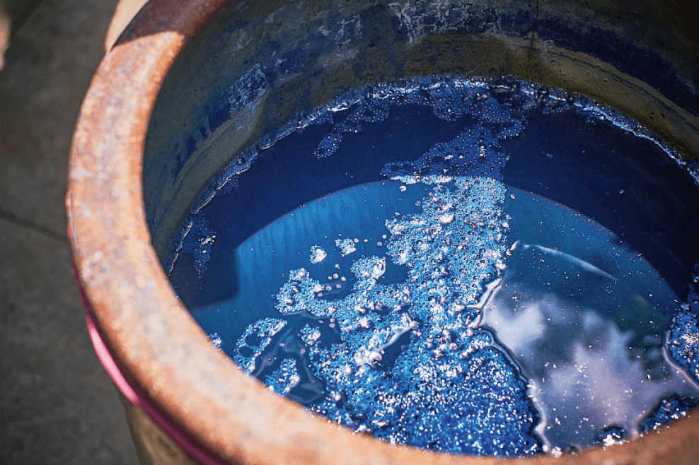 浸泡染色需要两至三天时间,期间画娘必须不停地将布匹捞出,悬挂在染缸