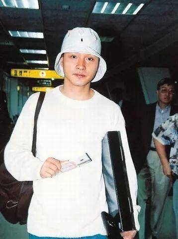 张国荣和一顶帽子之间鲜为人知的故事,成名前的辛酸比普通人还苦_棒球