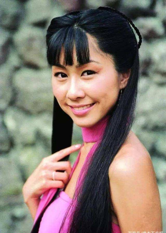 胡定欣不惑之龄仍单身,曾两夺视后,今40岁越变越美_身材_角色_挑战