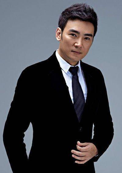 焦恩俊丝毫不担心结婚会影响他的人气,携手化妆师fendi(黄宛林)走进了