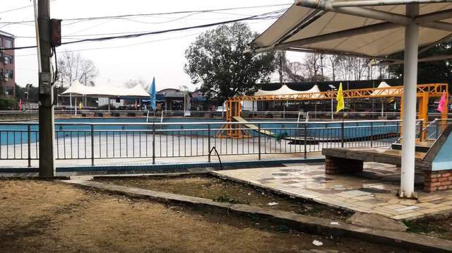 武汉郊区农庄里有座马场:被围栏和训练地包围,冷清状态无人问_大道