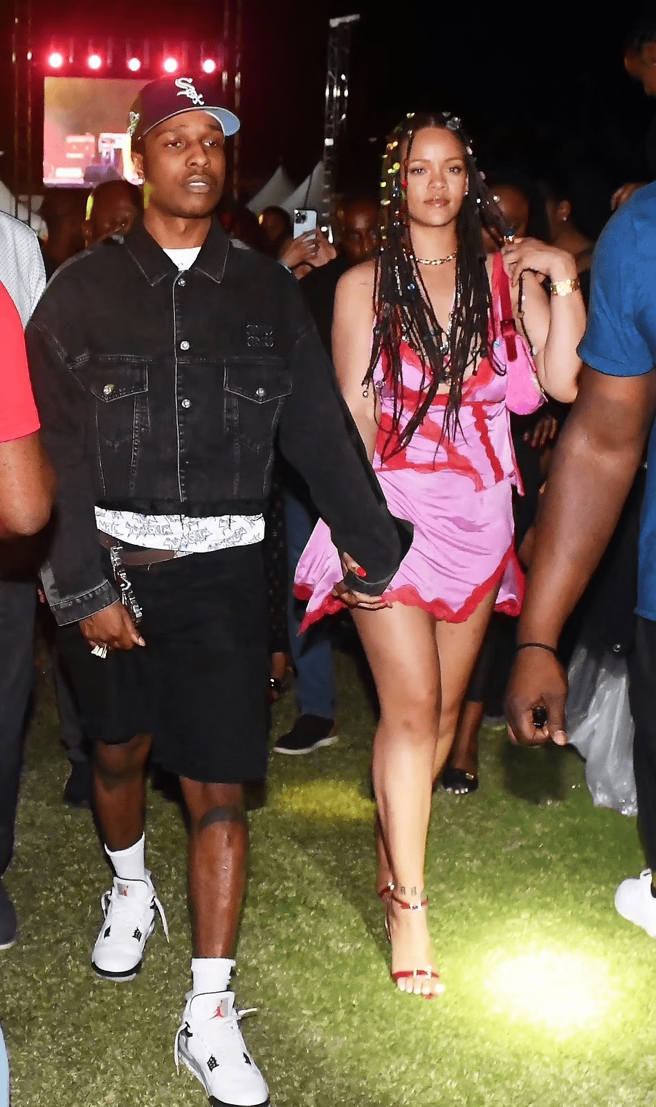 穿超短睡裙出门真显腿粗,黑人男友把她一把抱起_新造型_音乐节_粉色