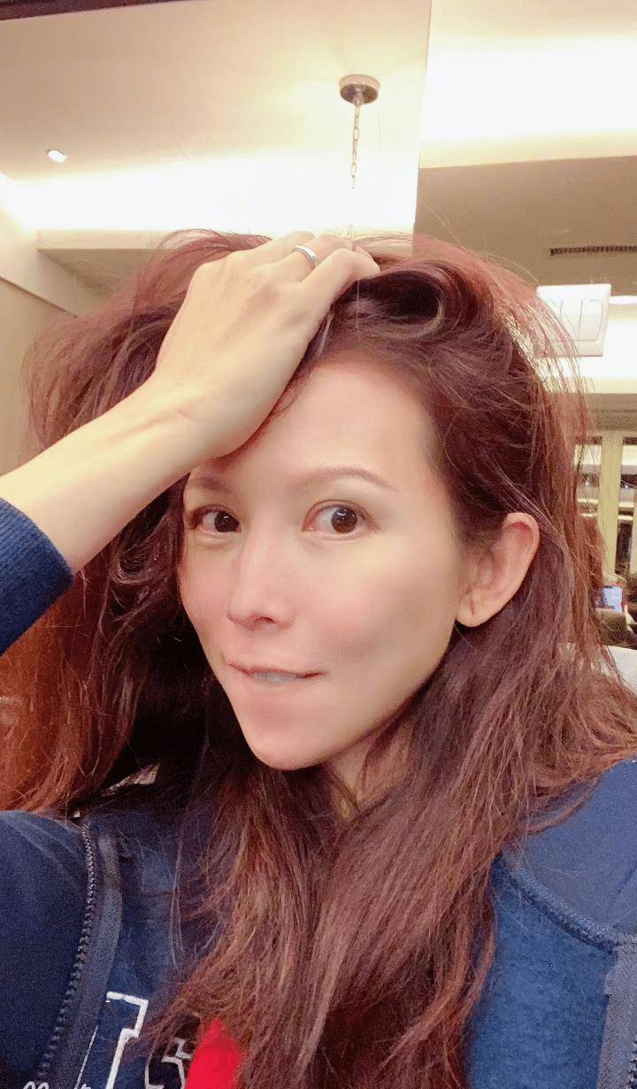 蔡少芬深夜晒撩发自拍,咬嘴唇嘟嘴卖萌,魅惑十足_照片_美颜_减肥