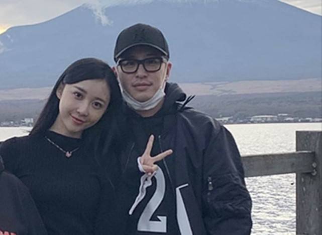 27岁潘玮柏娇妻久违近况,夫妻恩爱做早餐,结婚8个月多次传分手_宣云