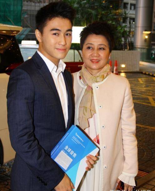 何猷君和母亲一起为97岁赌王庆生,手拿招股书向父亲证明自己_前往