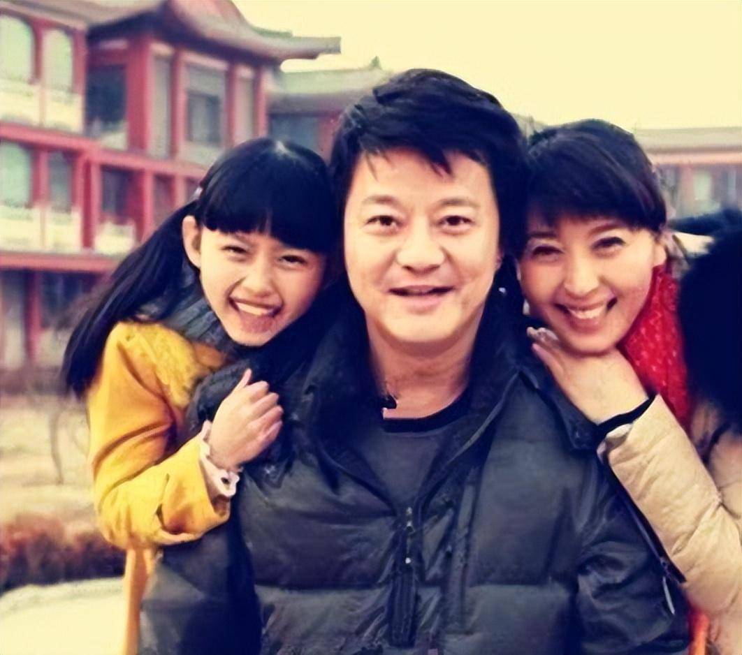 闫学晶:2段婚姻3个孩子,待继女胜过亲儿子,_女儿_林越_母亲