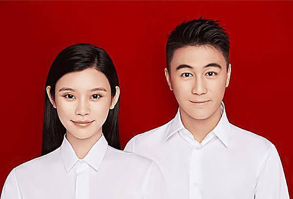 有种"结婚证"叫撒贝宁,别人都站在媳妇后面,只有他敢站在前面_马丽