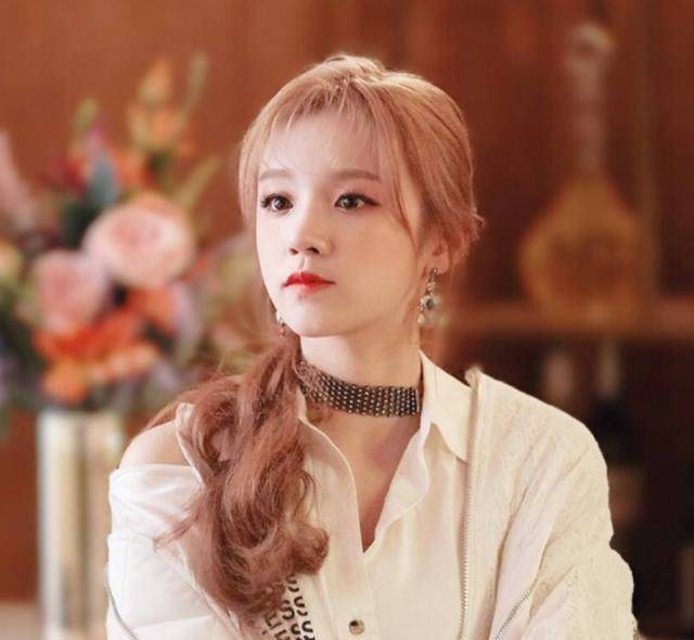 宋雨琦回母校重穿校服,淡妆下颜值更加抗打,瞬间成粉丝见面会_感觉