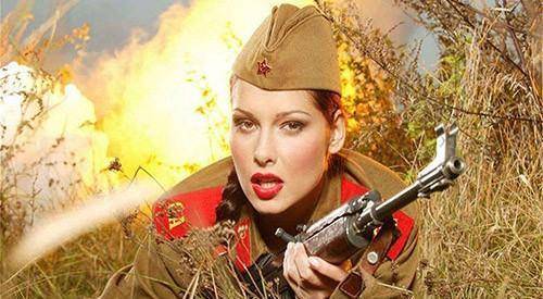 苏联女兵上阵杀敌时,为何始终要穿短裙而非军裤?_女性_裙子_穿着