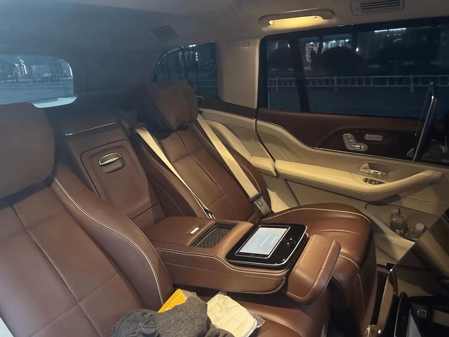 内饰色彩可选择黑色或红木棕色/玛奇朵米色组合,全新gls480 4matic礼