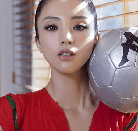 女星足球宝贝造型谁最美,唐嫣,赵露思,关晓彤你最喜欢谁?