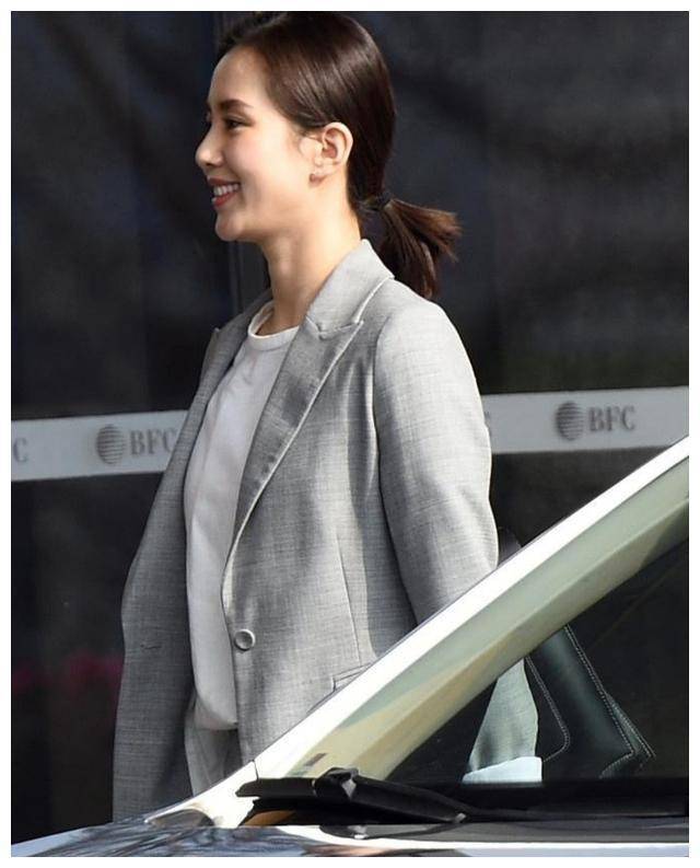 刘诗诗越来越有魅力了,灰色西装好帅气,大长腿小细腰实在太抢镜_女神