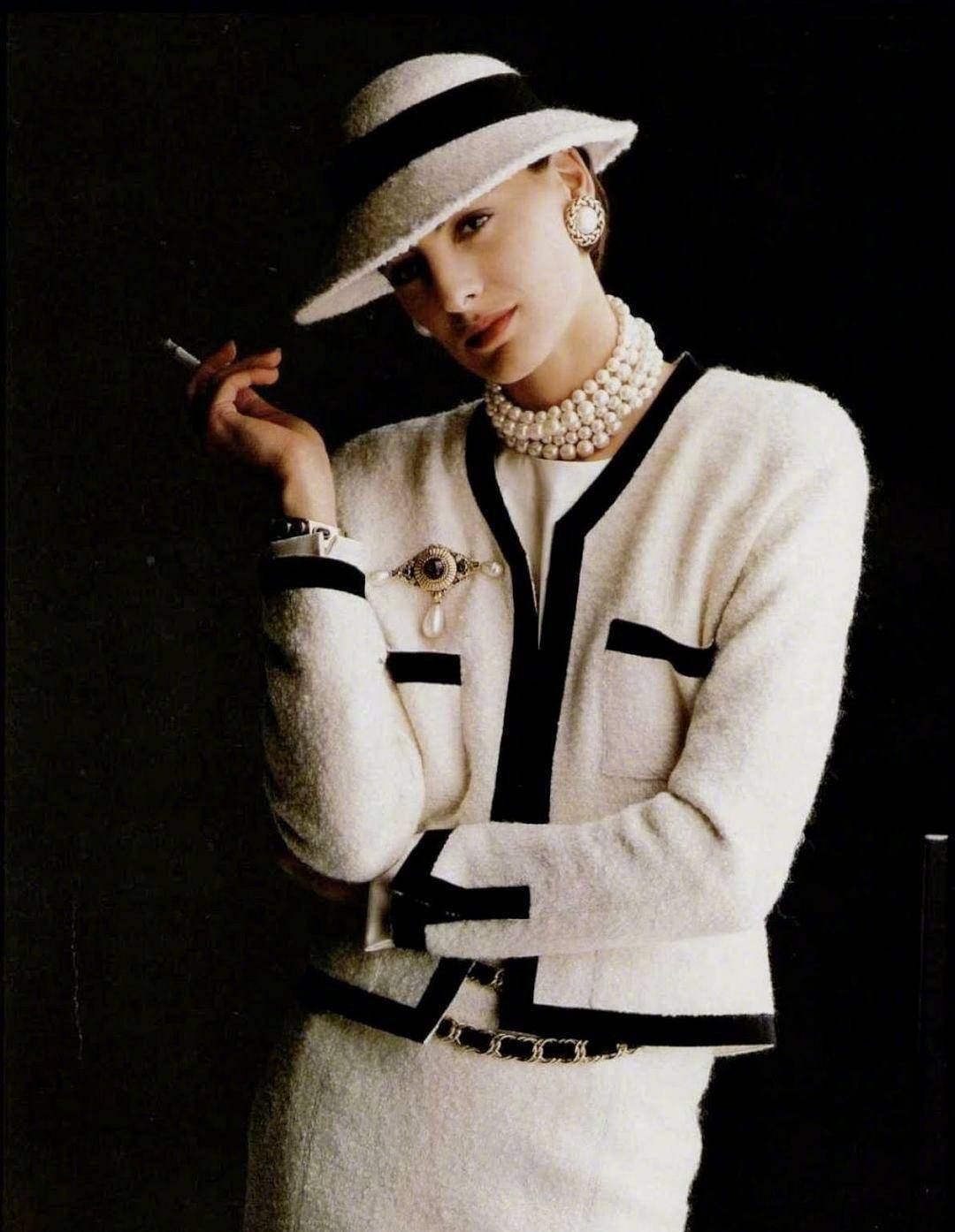 香奈儿首位模特inès,身材颜值都完美,不愧是灵感缪斯_黑色_造型_白色