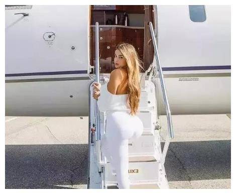 俄罗斯健身美女模特,蚂蚁腰,柯基臀,衣服都穿成了紧身款_身材_卡戴珊