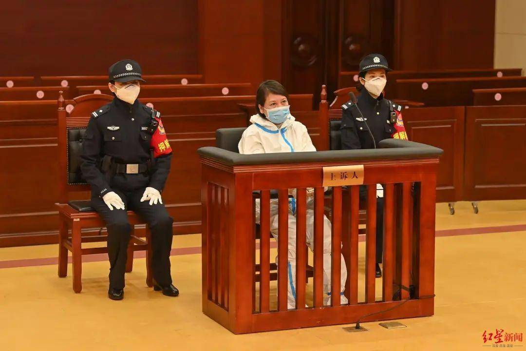 劳荣枝当庭态度非常嚣张表示不服，被审判长打断：庭审已结束