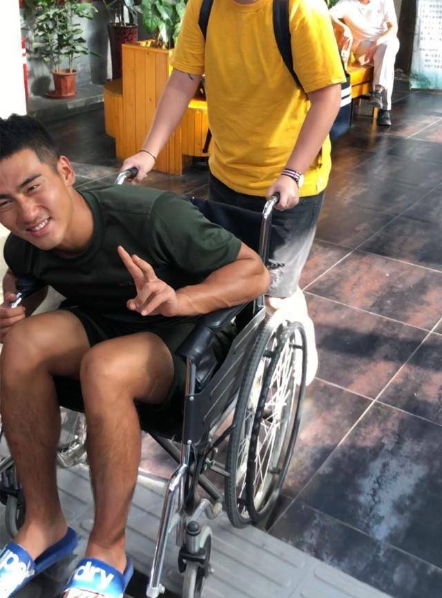 当然作为颜控来说,郑龙这样有着健康,强健,有力的体魄,又有着不错的