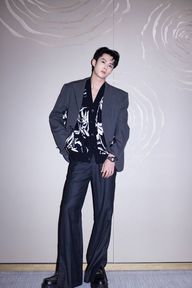 肖战&王鹤棣帅翻,赵露思被说胖,吴谨言&金晨很灾难_造型_微博_赵丽颖