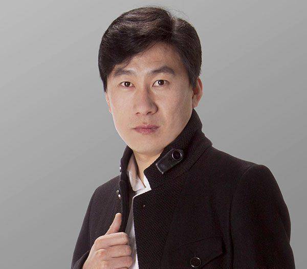 皮长山的饰演者叫孟令宇,有些观众了解他,因为本山传媒后期的小品和