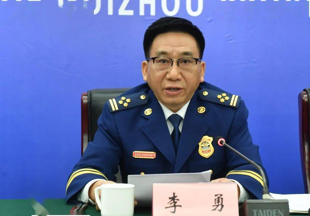 新闻媒体的记者朋友们:省消防救援总队总队长李勇10:02下面,先请李勇