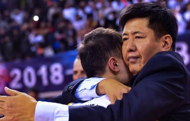 他14岁进入前卫队,曾获得亚洲男篮锦赛冠军,如今是出色篮球教练_丁伟