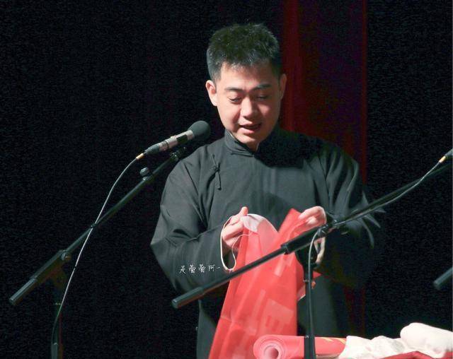 神秘黑衣男子这一特定称谓被德云社师兄弟们在线砸挂,本来不好的事情