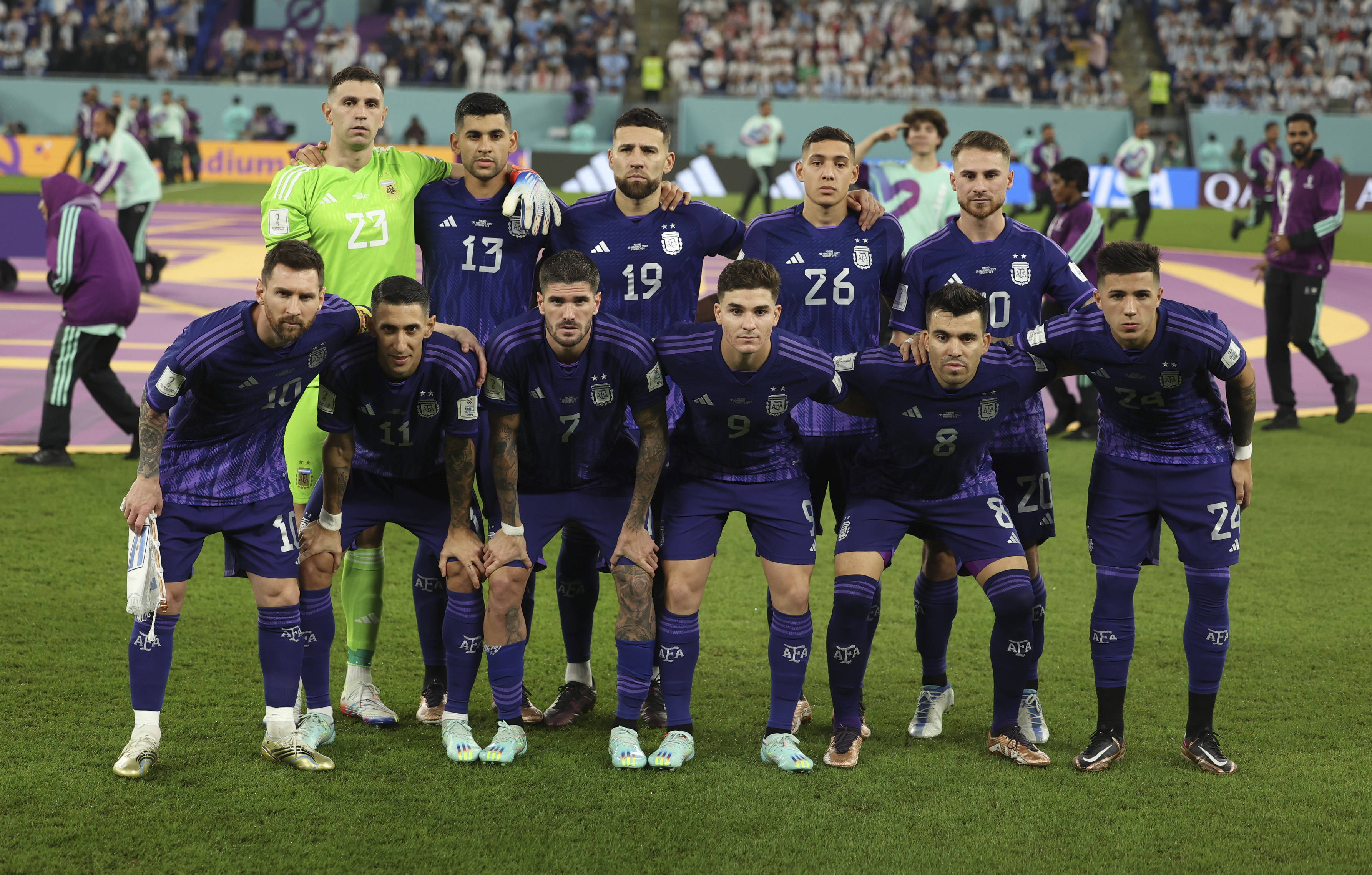 11月30日与波兰队赛前,阿根廷队首发球员合影,后排右一是亚力克西斯