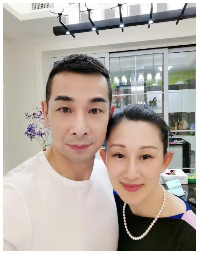 赵文卓为太太张丹露庆祝40岁生日,一家四口长得太像了