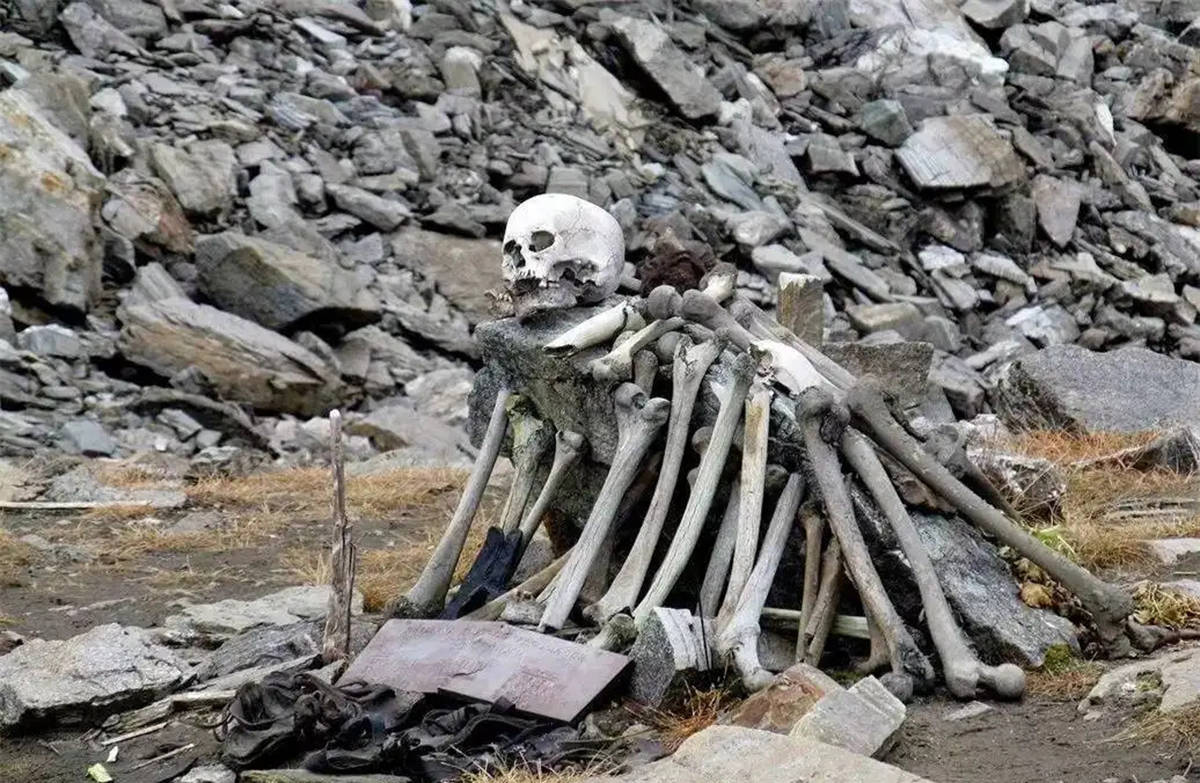 海拔5000米,人烟罕至的冰川湖中,数百具1200年前的尸骨从何而来_科考