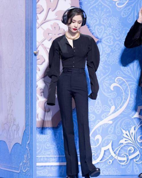全身黑的搭配显得王子文更加的亮眼,她身穿黑色衬衫搭配高腰西装裤