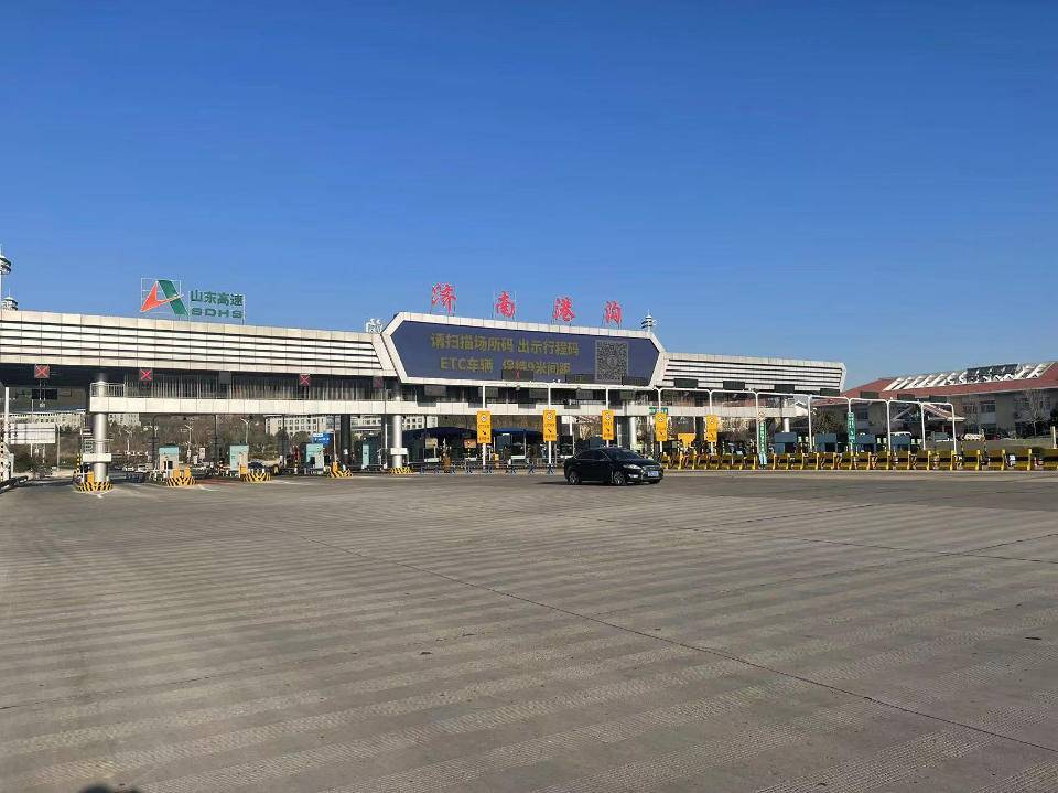 12月1日,济莱间高速公路正式对济南籍小客车点对点免费通行,两地在