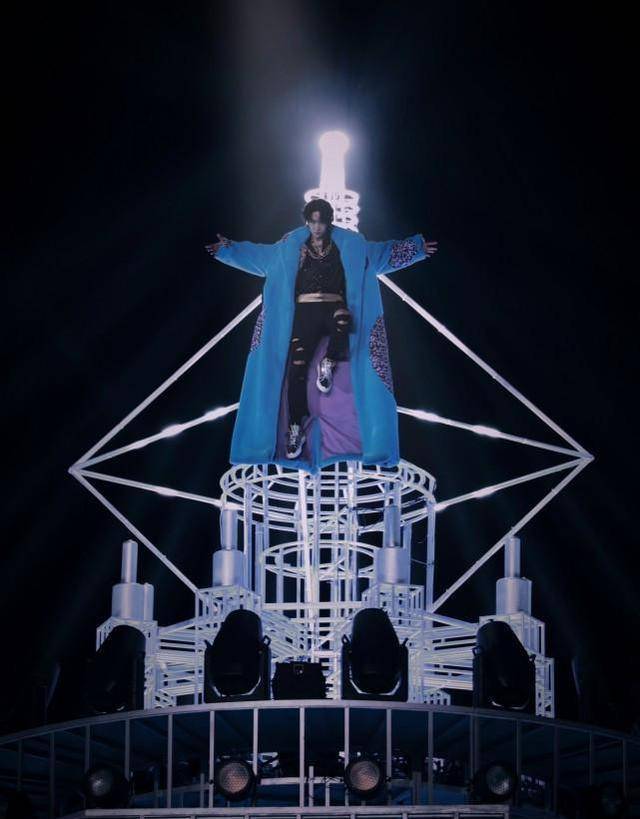 王一博跨年吊威亚后空翻,何炅表情亮了,现场被震撼到说不出话_表演