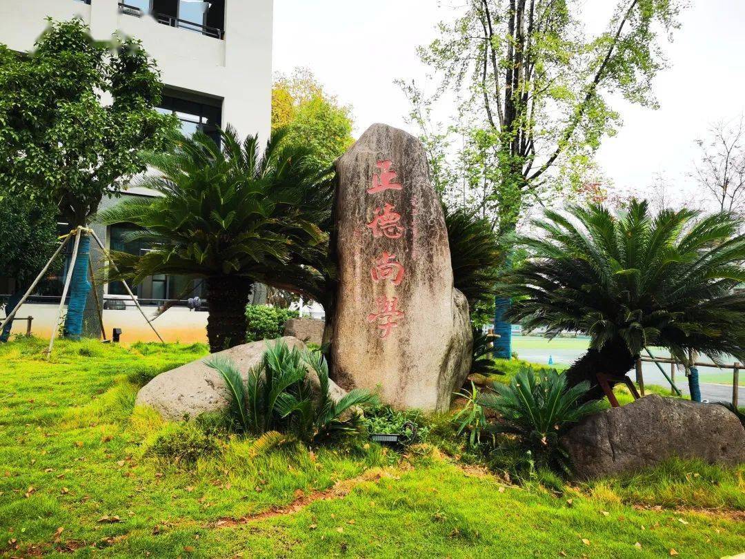 秦知县为官清廉,把自己大部分俸禄都捐给书院;后又有捐助修建书院的