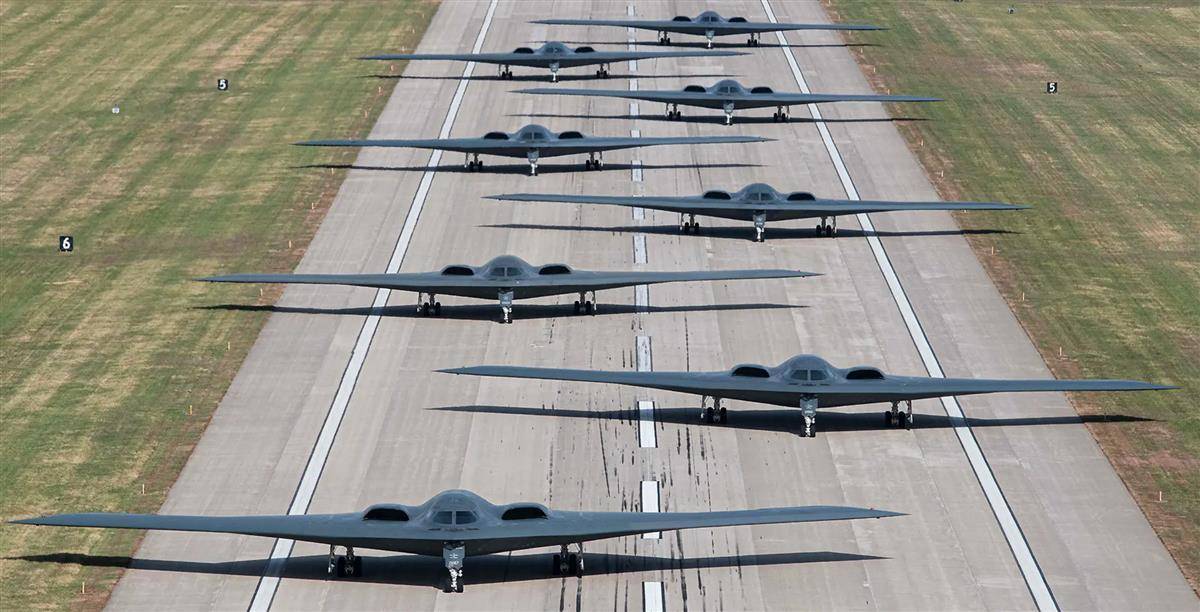 8架b-2隐形轰炸机在美国密苏里州怀特曼空军基地训练演习,罕见显示了